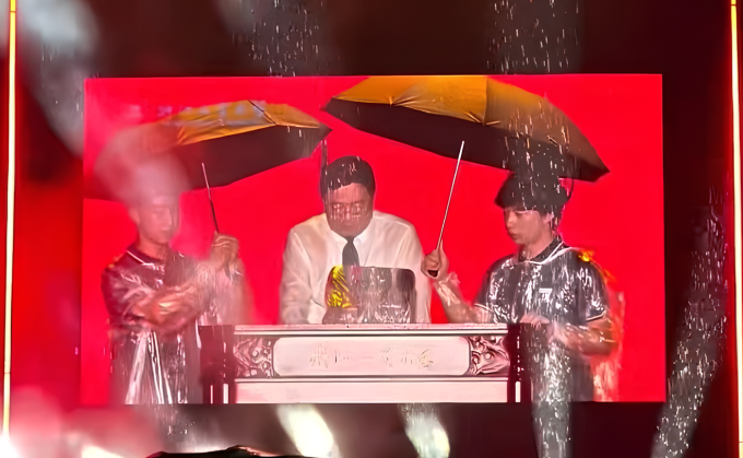 Bức ảnh hai sinh viên che ô làm mưa đổ xuống người hiệu trưởng lớn hơn.