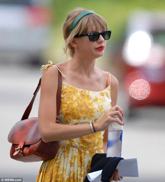 Ngôi sao hàng đầu thế giới có thói quen uống rất nhiều nước vừa để đảm bảo sức khỏe vừa cấp ẩm đủ cho cơ thể và làn da.