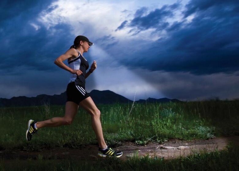 Chạy bộ buổi tối giúp cơ thể đốt mỡ hiệu quả, kích thích trao đổi chất diễn ra nhanh hơn.