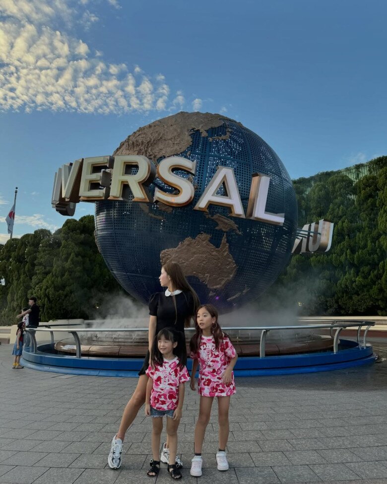 Cô hiện là mẹ của 4 người con và có 2 đứa cháu.