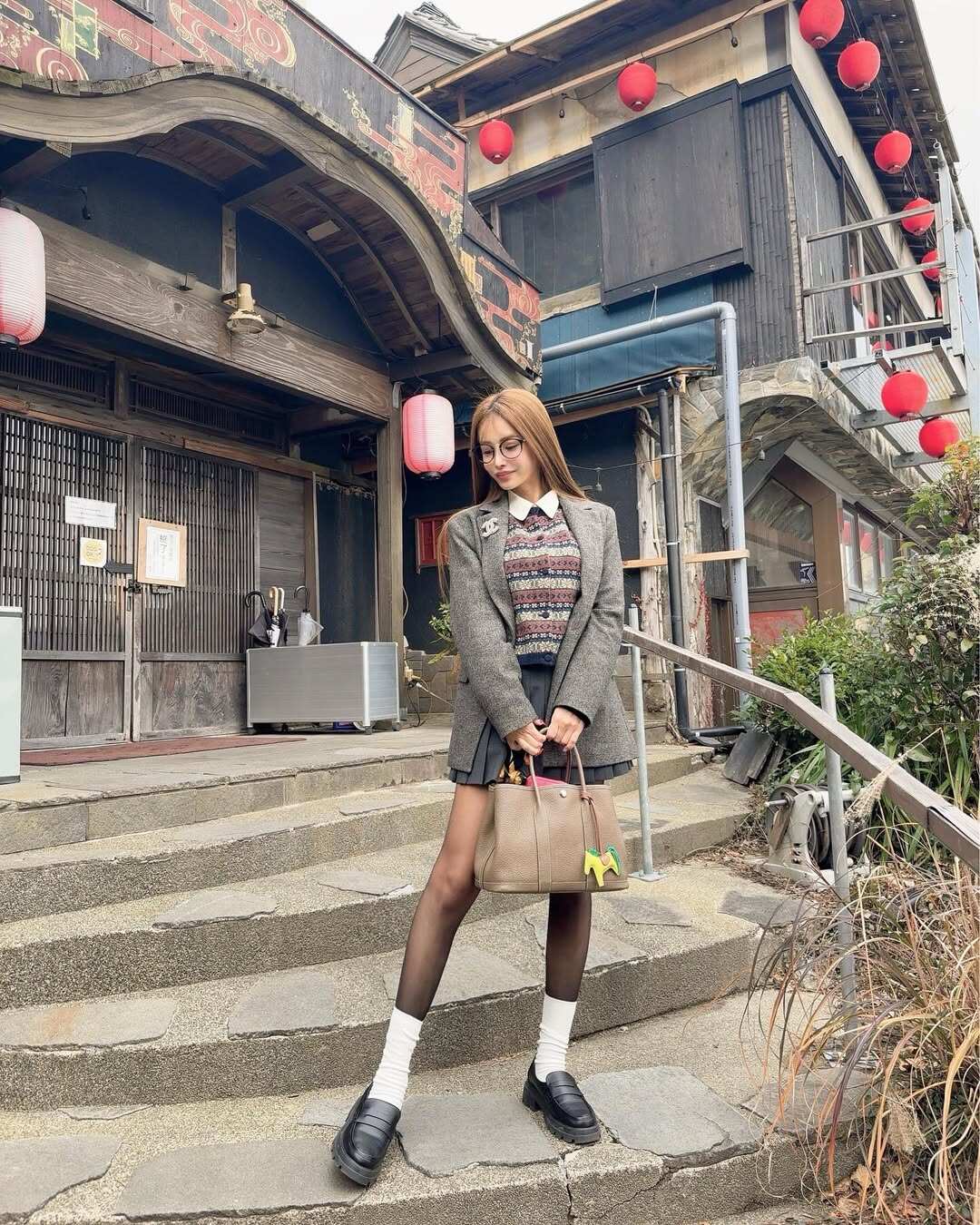 Gu ăn mặc trẻ trung với váy ngắn, đồ ôm sát giúp bà mẹ 4 con càng trông giống như thiếu nữ đôi mươi.