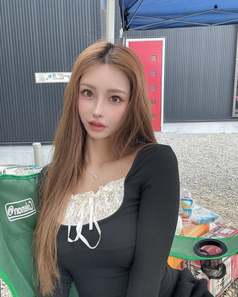 Nhiều người không chỉ trầm trồ về việc nữ blogger này lên chức bà ngoại sớm mà còn bởi nhan sắc xinh đẹp của cô.