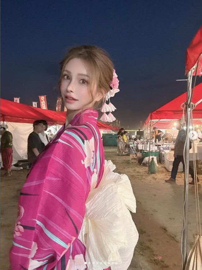 Bà ngoại tuổi 35 trẻ đẹp như chị em với con gái, thân hình nóng bỏng làm amp;#34;dậy sóngamp;#34; mạng xã hội - 5