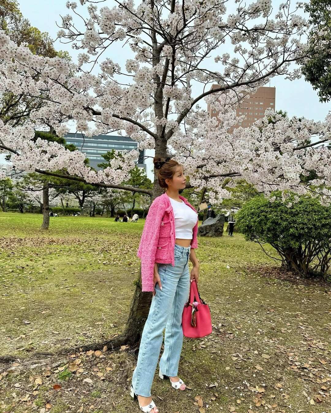 Bà ngoại tuổi 35 trẻ đẹp như chị em với con gái, thân hình nóng bỏng làm amp;#34;dậy sóngamp;#34; mạng xã hội - 9