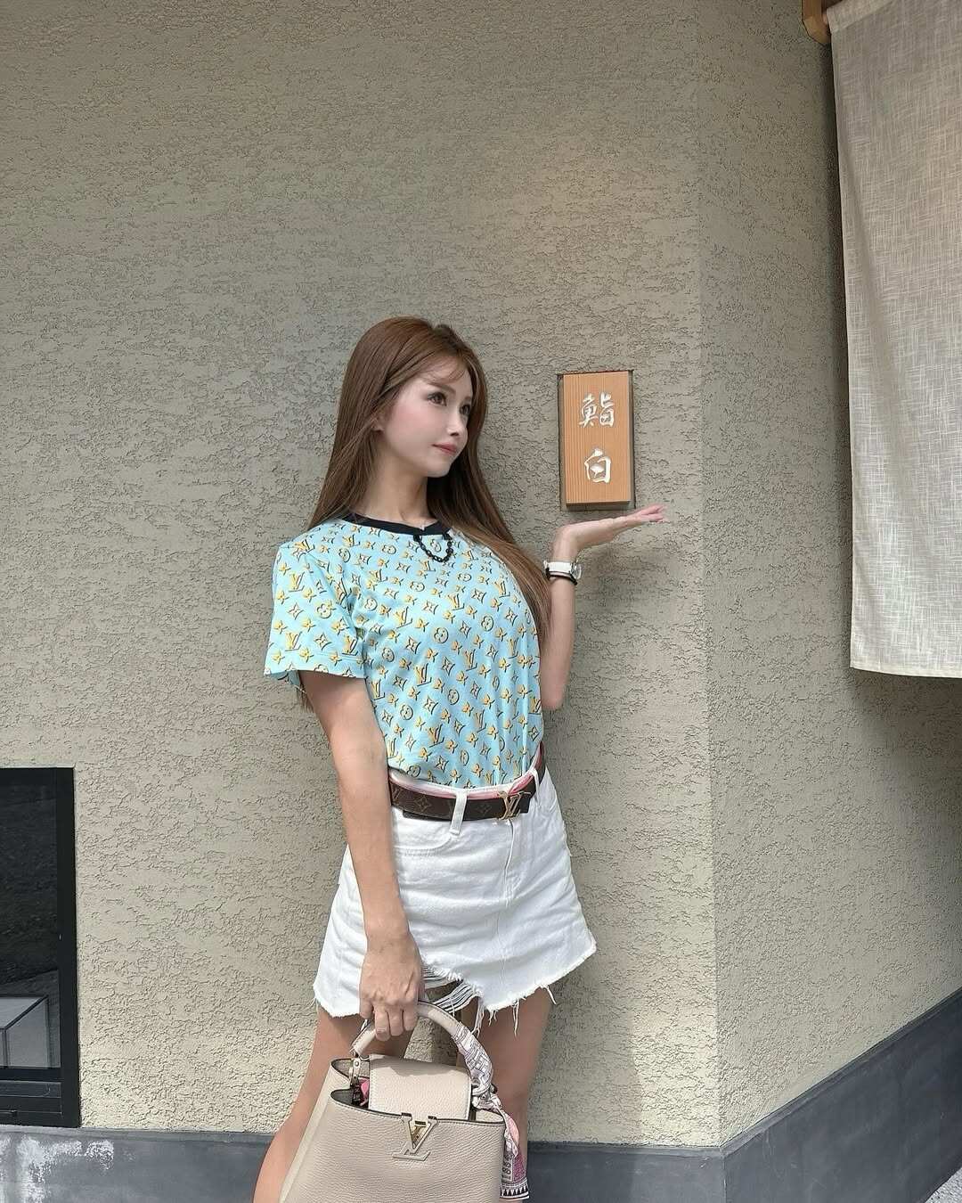 Bà ngoại tuổi 35 trẻ đẹp như chị em với con gái, thân hình nóng bỏng làm amp;#34;dậy sóngamp;#34; mạng xã hội - 10