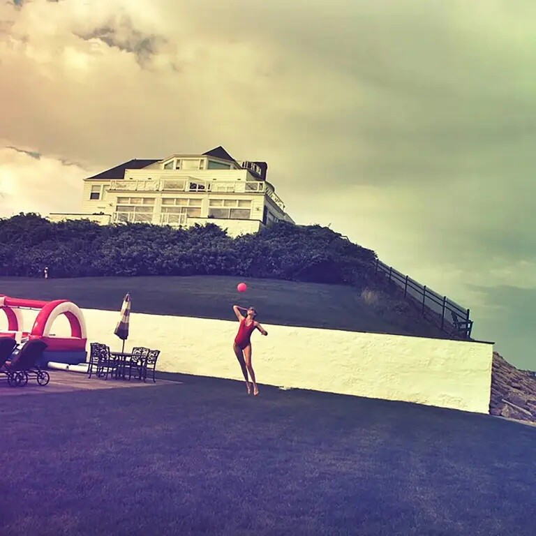 Với 8 phòng ngủ, 10 phòng tắm, lò sưởi khắp nơi và tầm nhìn thẳng ra đại dương, không gian này giống như một resort riêng của Taylor. Đây cũng là nguồn cảm hứng cho ca khúc The Last Great American Dynasty trong album “Folklore”.