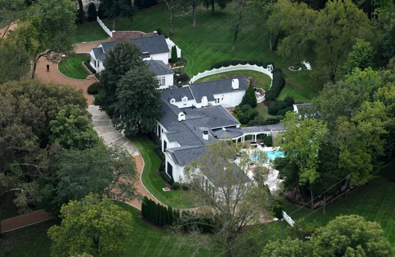 Căn nhà theo phong cách Greek Revival này chính là căn cứ đầu tiên của Taylor khi mới nổi tiếng. Trần cao, sàn xương cá, lò sưởi đá cẩm thạch, và khuôn viên yên tĩnh – tất cả tạo nên một nơi ẩn mình lý tưởng giữa trung tâm âm nhạc Mỹ.