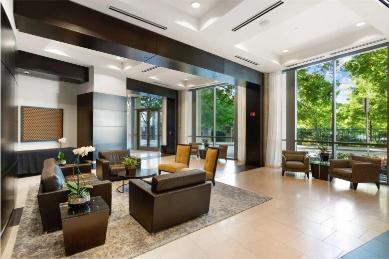 Thiết kế mở, cửa kính lớn, nội thất lạ mắt như bước ra từ Alice in Wonderland – căn penthouse này cho thấy phong cách táo bạo của Taylor những năm đầu sự nghiệp. Đây là nơi cô từng viết những bản hit đầu tiên như Love Story hay You Belong With Me.