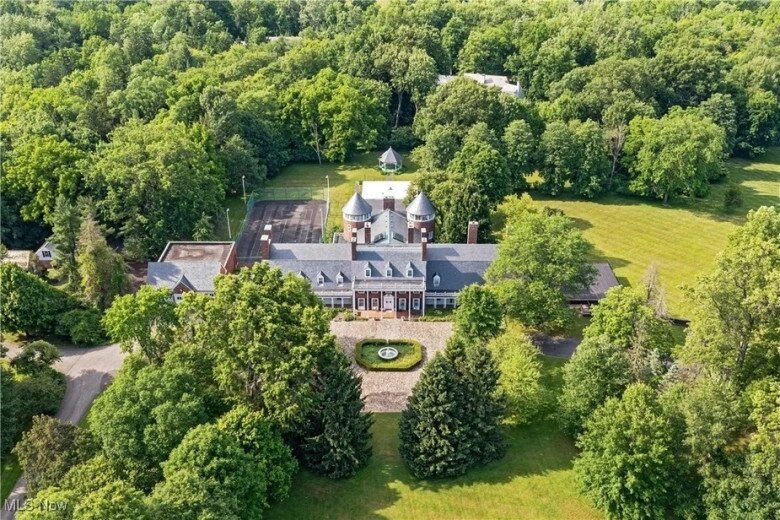 Nằm trên mảnh đất rộng 61 mẫu Anh, ngôi nhà này có cả rạp chiếu phim, studio, sân golf, và khu giải trí ngoài trời – đầy đủ tiện nghi cho một gia đình tương lai.