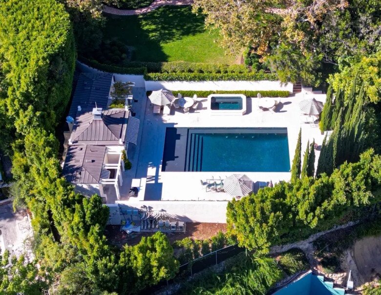 Nằm trên đồi Beverly Hills, căn biệt thự này từng thuộc về nhà làm phim Samuel Goldwyn mang đậm phong cách Georgian Revival. Taylor đã trùng tu toàn bộ nhưng vẫn giữ nguyên nét cổ điển.