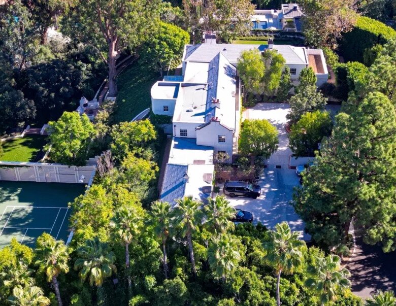 Với cửa mái vòm, lối đi lát đá, sân vườn kiểu châu Âu và studio âm nhạc riêng – nơi cô thu âm nhiều ca khúc trong “Reputation”. Ngôi nhà hiện được công nhận là di tích lịch sử tại Beverly Hills.