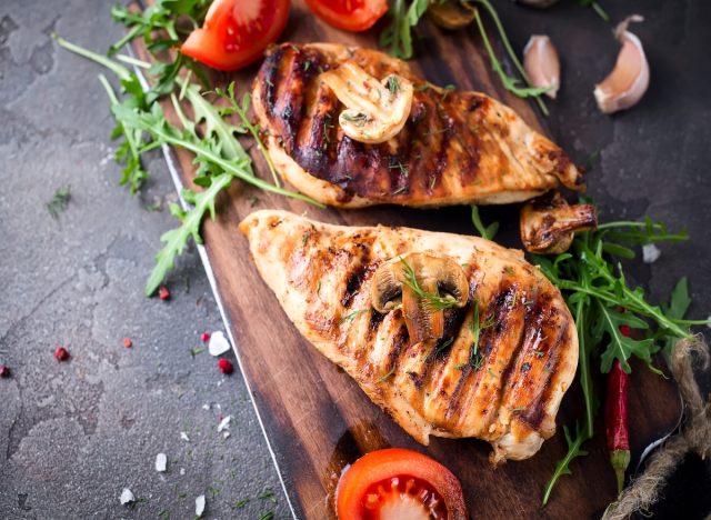 Ức gà có thể hỗ trợ cơ bắp phục hồi và phát triển nhanh hơn sau các bài tập sức mạnh.