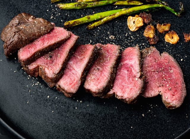 Thịt bò nạc giúp xây dựng và duy trì khối cơ nạc.
