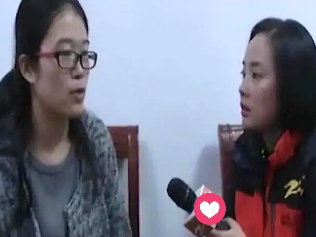 Cô gái trải lòng câu chuyện của mình với phóng viên.