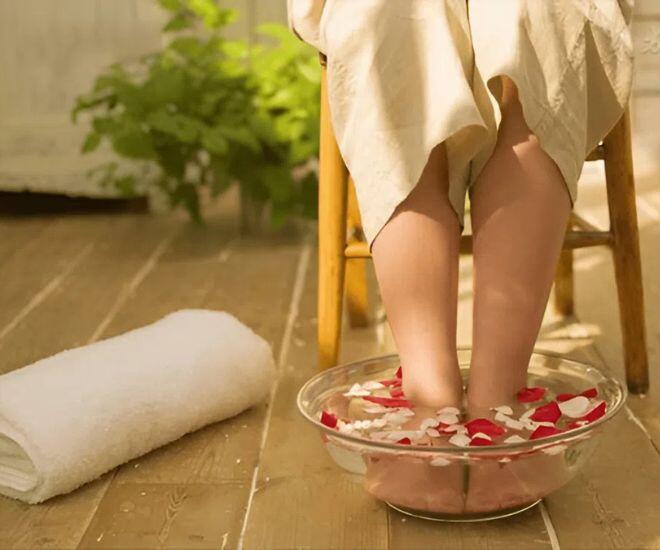 Ngâm chân hỗ trợ giấc ngủ ngon hơn (Ảnh minh hoạ)