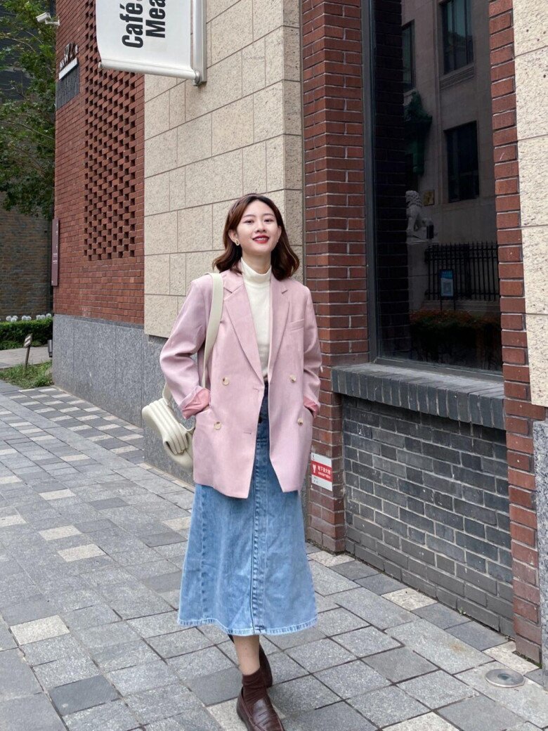 Phom dáng chữ A giúp che khéo khuyết điểm và tạo hiệu ứng vòng eo thon gọn hơn. Khi diện kiểu váy này, chị em nên sơ vin áo trong để làm nổi bật đường cong và khoe trọn vòng eo được tôn lên bởi thiết kế chữ A tinh tế.