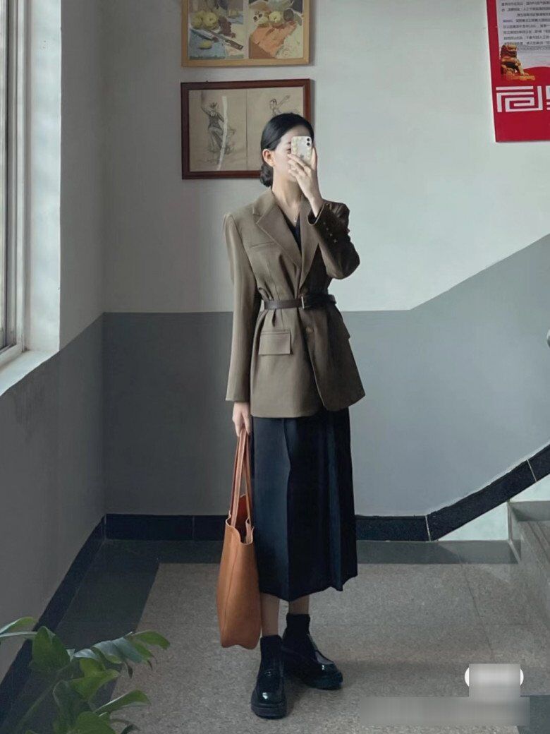 Để tăng phần ấn tượng, phái đẹp có thể chọn blazer dáng dài và nhấn nhá thêm chiếc thắt lưng bên ngoài. Chỉ một chi tiết nhỏ cũng đủ tôn dáng, giúp tổng thể gọn gàng, hiện đại hơn, đồng thời tạo nên dấu ấn thời trang riêng biệt. 