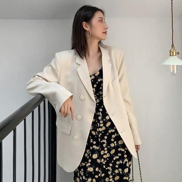 Hoặc có thể phối váy áo màu sắc tương phản để làm nổi bật từng chi tiết.