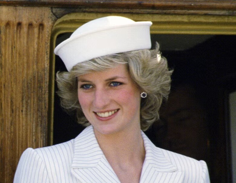 Bí quyết giữ mái tóc luôn đẹp của Diana chính là cắt tóc thường xuyên.