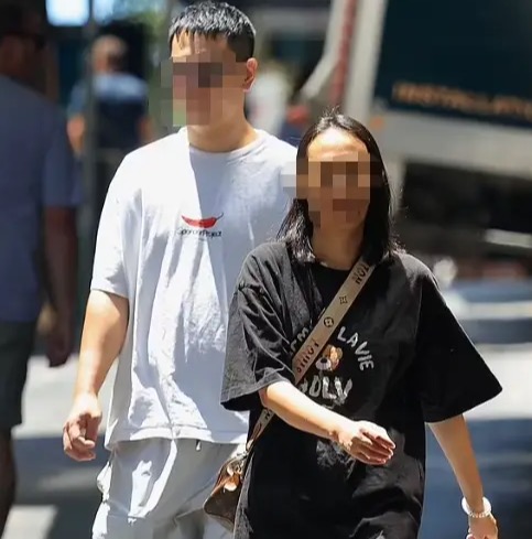 Cặp đôi Trung Quốc bí mật sinh con sau khi sang Úc du học.