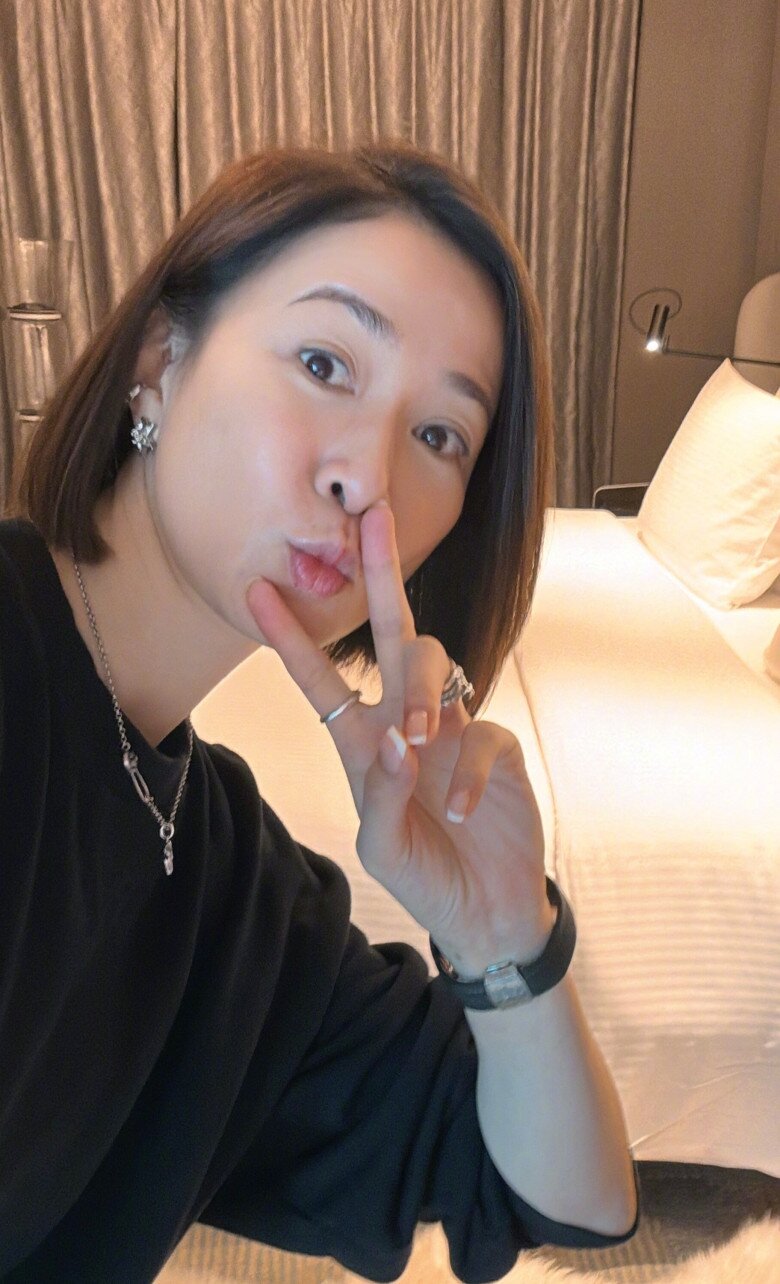 Zoom cận làn da đẹp bất chấp tuổi tác của Xa Thi Mạn nhờ chế độ ăn uống khoa học và chăm chỉ dưỡng da. Theo chia sẻ, mỹ nhân 7x có thói quen tận dụng nguyên liệu tự nhiên như chanh tươi để làm sáng da, tinh dầu tràm trà để trị mụn và đá viên để se khít lỗ chân lông.