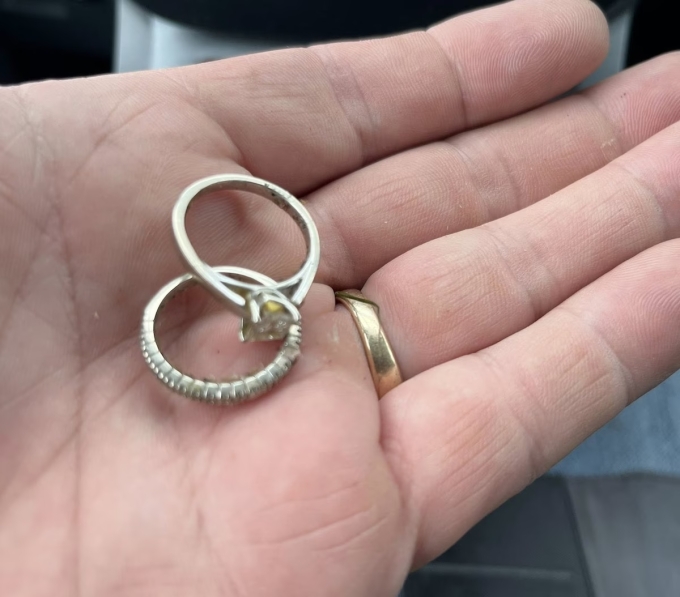 Cặp nhẫn cưới của bà Jeannine Van Ysseldyk ở British Columbia, Canada. Ảnh: WP