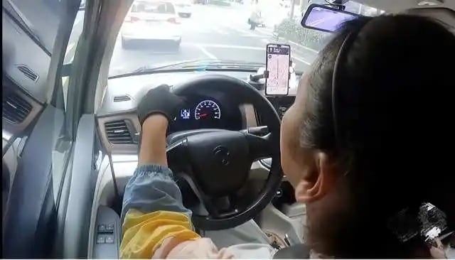 Nữ giám đốc phá sản phải làm tài xế xe tải để trả nợ tuyên bố: “Khổ mấy tôi cũng phải kiếm được hơn 37 triệu/tháng”- Ảnh 2. Nữ giám đốc phá sản phải làm tài xế xe tải để trả nợ tuyên bố: “Khổ mấy tôi cũng phải kiếm được hơn 37 triệu/tháng”- Ảnh 2.