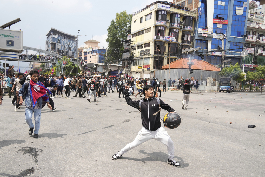 Người biểu tình đụng độ với cảnh sát bên ngoài tòa nhà quốc hội ở thủ đô Kathmandu, Nepal ngày 8/9. Ảnh: AP