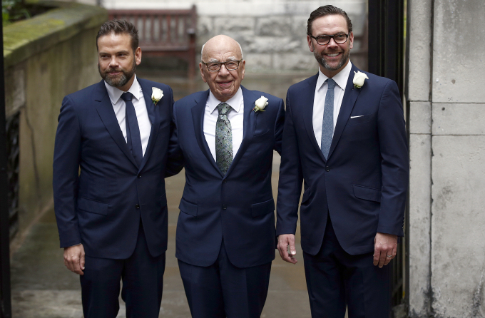 Lachlan Murdoch (trái) và James Murdoch dự lễ cưới của bố Rupert Murdoch vào năm 2016 tại London. Ảnh: Reuters