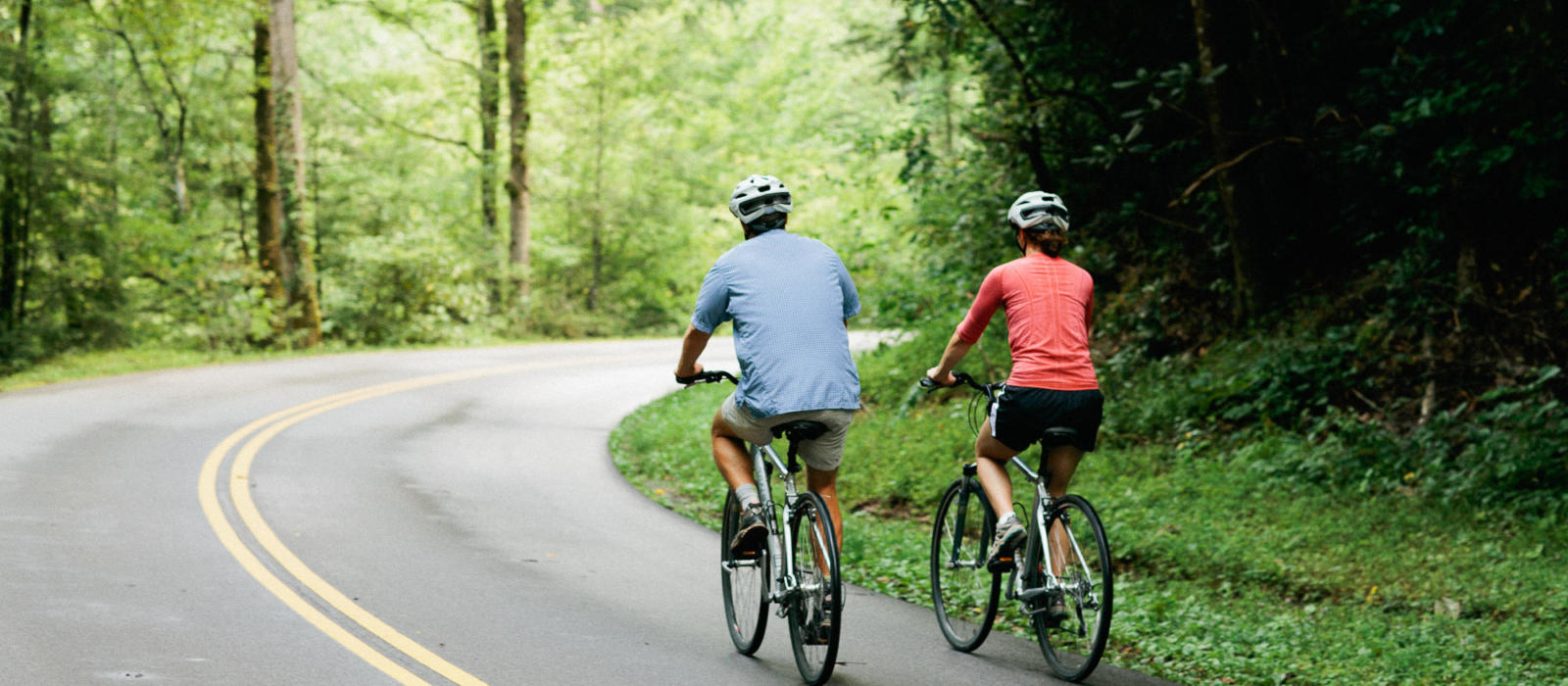 Đạp xe là một trong những bài tập sức bền lành mạnh nhất vì nhẹ nhàng cho khớp, đặc biệt phù hợp với người trung niên và cao tuổi.