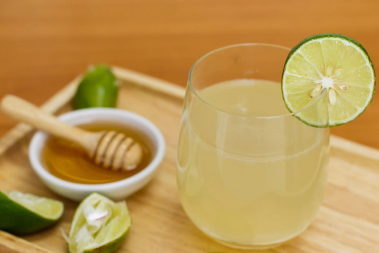 Nước chanh giàu vitamin C, axit citric và chất chống oxy hóa, giúp thanh lọc cơ thể, thúc đẩy trao đổi chất và hỗ trợ giảm cân hiệu quả. Uống đều đặn còn làm sáng da, hạn chế nếp nhăn, duy trì độ ẩm tự nhiên, mang lại làn da mịn màng và cơ thể tràn đầy năng lượng.