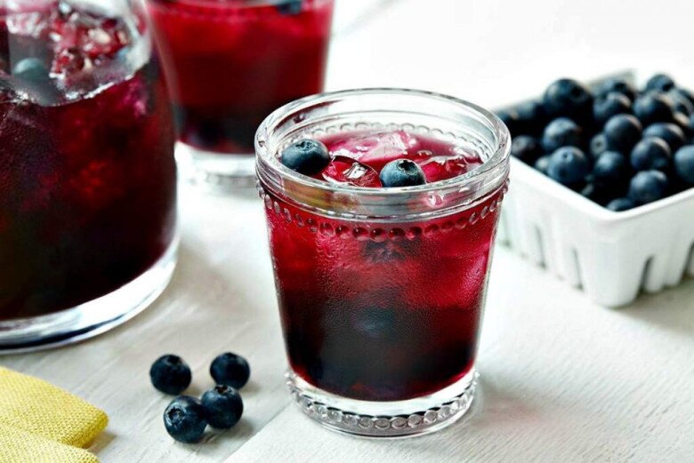 Nước ép việt quất đẹp da nhờ hàm lượng chất chống oxy hóa dồi dào, đặc biệt là anthocyanin, giúp bảo vệ da khỏi tác động của các gốc tự do, làm chậm quá trình lão hóa,