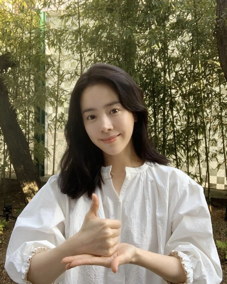 Han Ji Min tự làm giấm chuối, chăm chỉ tập luyện nhiều bộ môn như yoga hoặc pilates để giữ dáng.