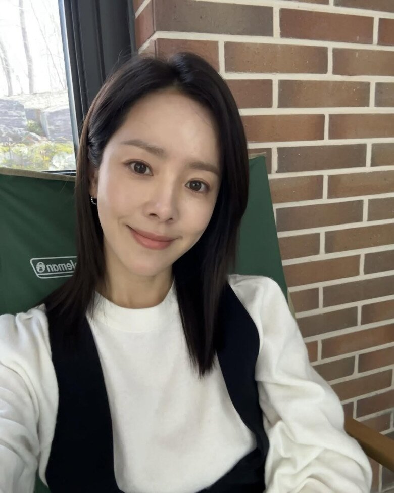 Xịt khoáng, lotion và mặt nạ giấy là 3 món đồ được xem như vật bất ly thân của mỹ nhân 8X.