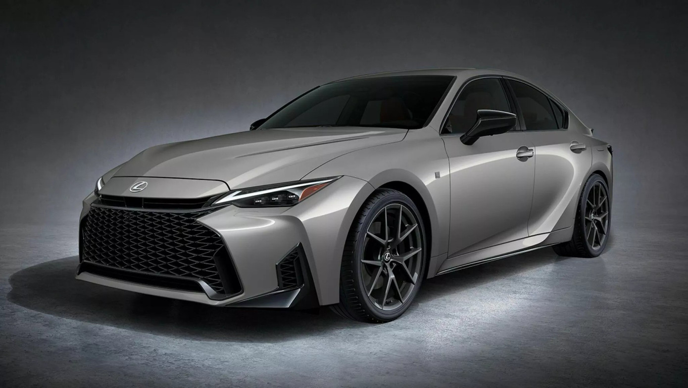 Lexus làm mới dòng sedan cỡ nhỏ- Ảnh 1.