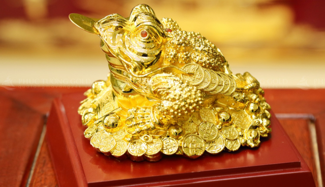 Cóc ngậm tiền có đồng xu ở miệng: Được gọi là Kim Thiềm Thừ, đồng xu ở miệng cóc thể hiện ý nghĩa của của cải và tài lộc.