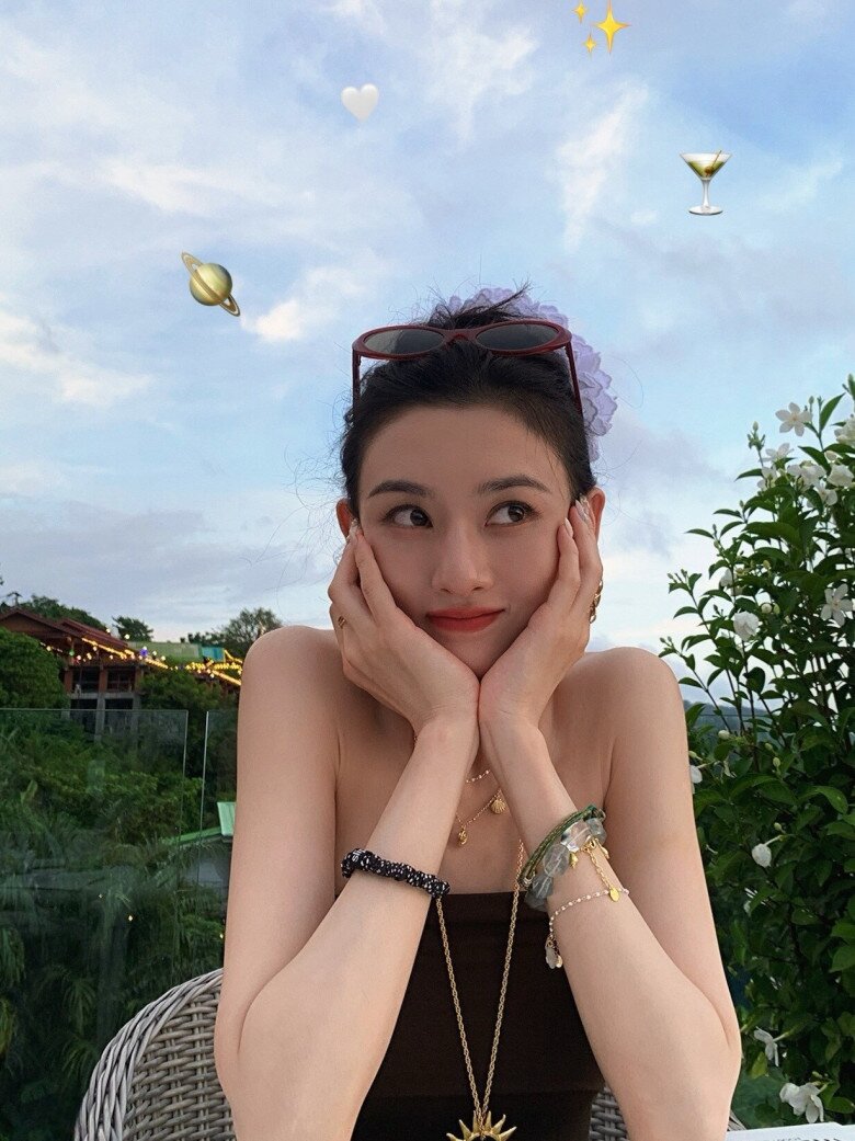 Thoa kem chống nắng và uống đủ nước là 2 thói quen được Tống Tổ Nhi duy trì trong suốt nhiều năm để làn da lúc nào cũng căng mịn, đủ ẩm.