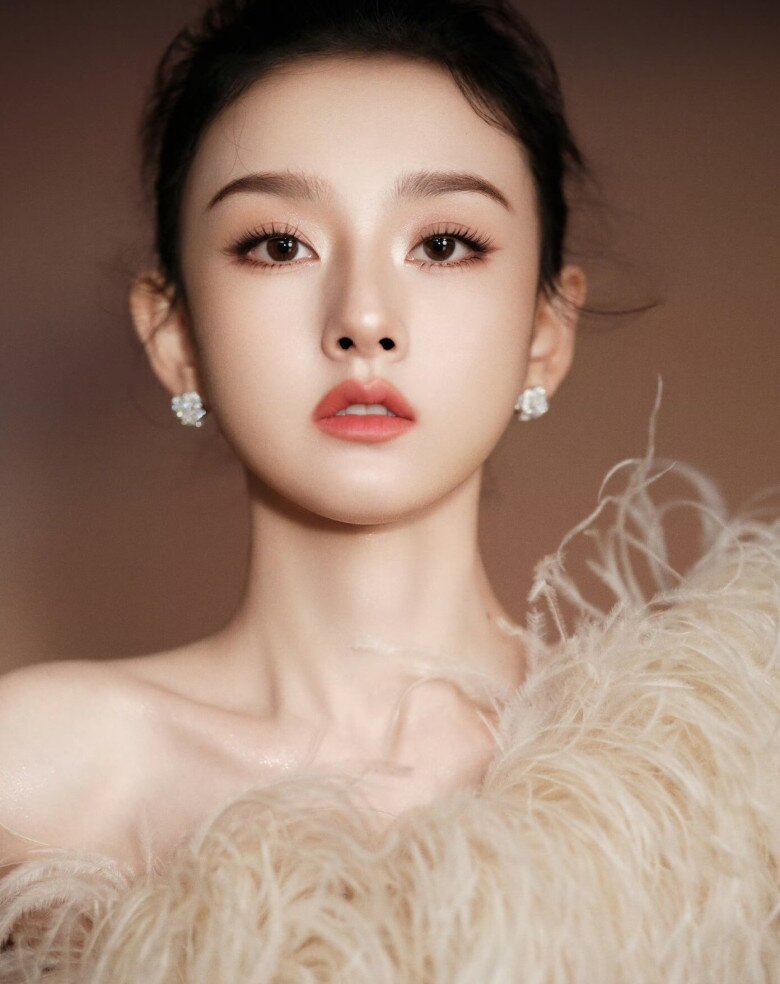 Ở tuổi 27, Tống Tổ Nhi khiến công chúng choáng ngợp bởi nhan sắc thanh thuần, trắng sáng như ngọc. Làn da căng mịn không tỳ vết, đôi mắt to tròn long lanh và đường nét gương mặt tinh khôi giúp cô nổi bật giữa dàn tiểu hoa đán cùng lứa.