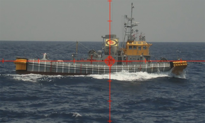 Tàu mục tiêu trong thử nghiệm pháo điện từ của Nhật Bản. Ảnh: ATLA