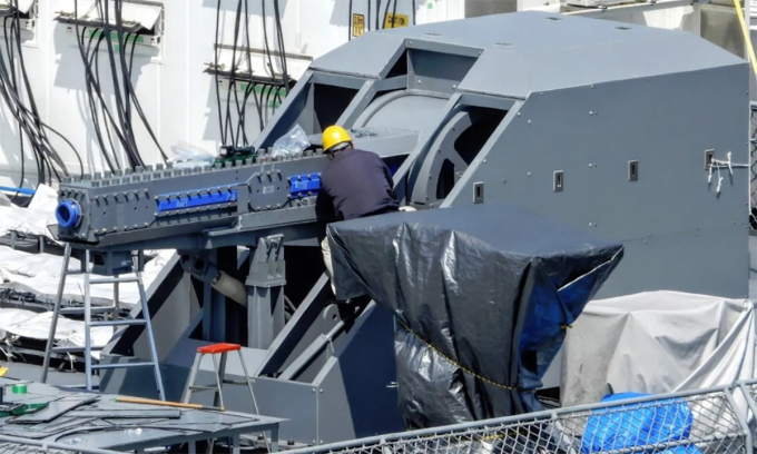 Kỹ thuật viên lắp nguyên mẫu pháo điện từ lên chiến hạm JS Asuka. Ảnh: X/hnlehupy4nr6hrm