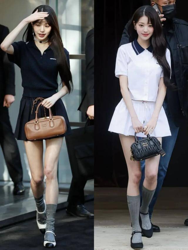 Chị em sở hữu đôi chân dài có thể diện áo polo đồng màu váy ngắn, tất xám và giày Mary Jane mũi tròn gót dày, tôn lên vóc dáng đầy nữ tính.