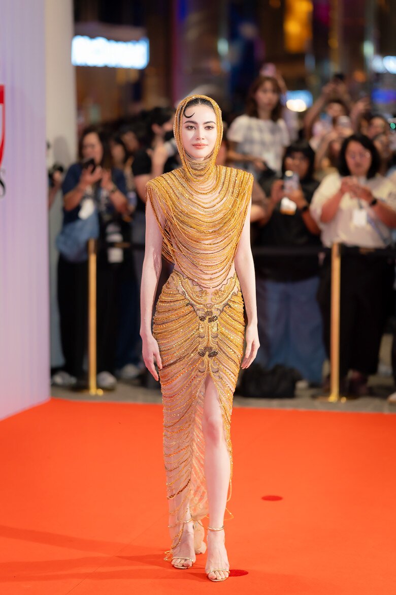 Trong lần xuất hiện này, Mai Davika thực sự khiến thảm đỏ bùng nổ. Nữ diễn viên sở hữu gương mặt sắc sảo với đường nét thanh tú, làn da trắng mịn cùng đôi mắt sâu hút hồn. Lối trang điểm sắc lạnh, nhấn vào ánh mắt kiêu kỳ càng tôn lên thần thái sang trọng và cuốn hút.