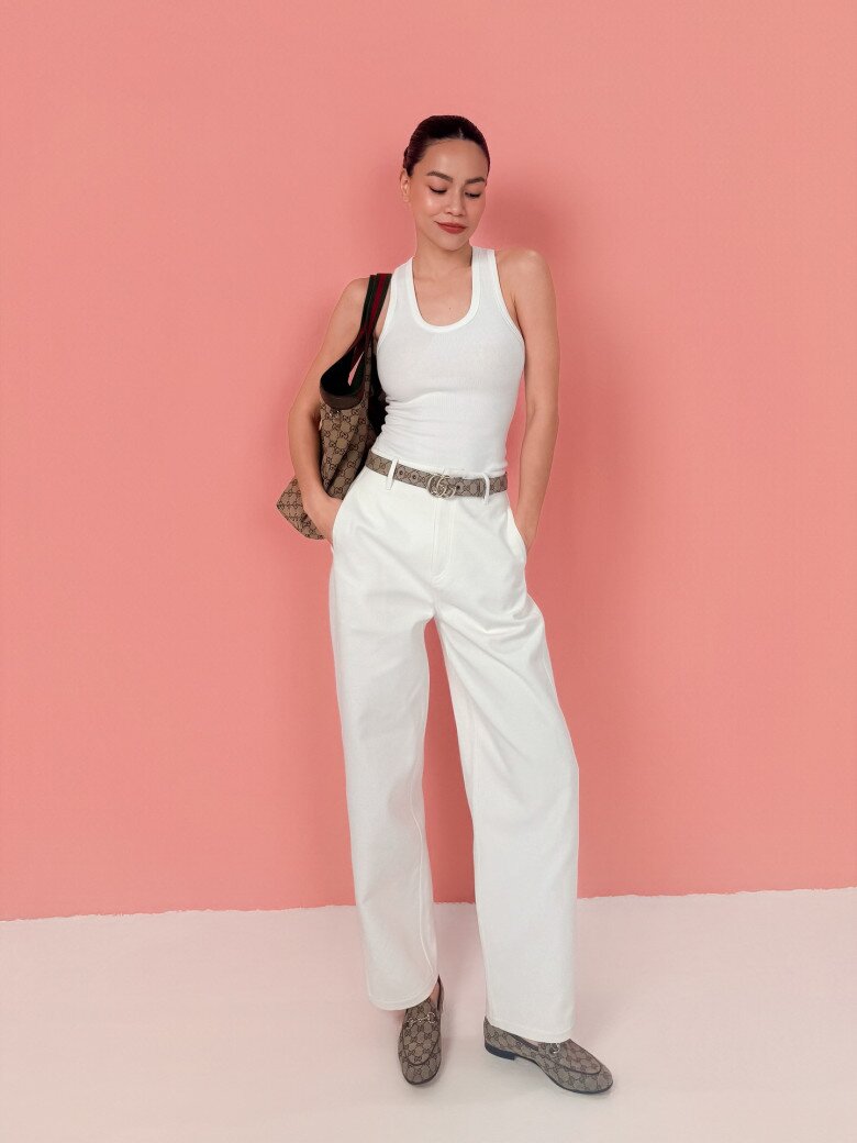 Bộ trang phục tưởng chừng đơn giản lại được nữ ca sĩ điểm thêm phần cá tính bởi phụ kiện túi, thắt lưng và giày của thương hiệu thời trang xa xỉ. Từ outfit tưởng nhàm chán lại đắt giả mà không bị đánh giá quá trưng trổ hay khoe mẽ.