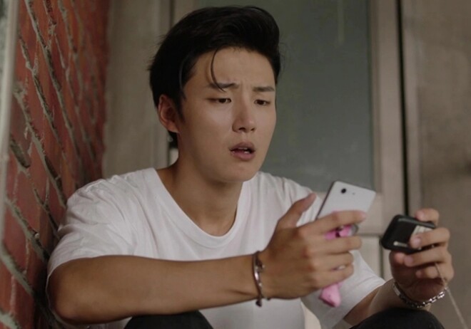 Đến đêm muộn, mở điện thoại ra, tôi mới thấy tin nhắn từ vợ cũ. (Ảnh minh họa)