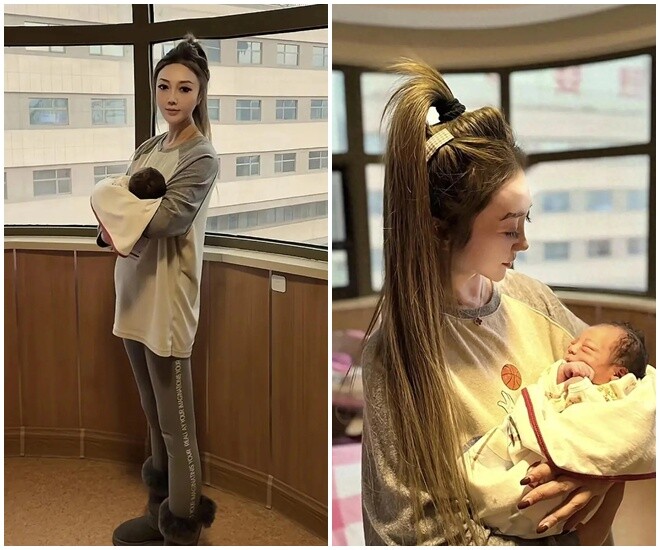 Người phụ nữ có ngoại hình và phong cách trẻ trung, em cháu nội trong lòng.