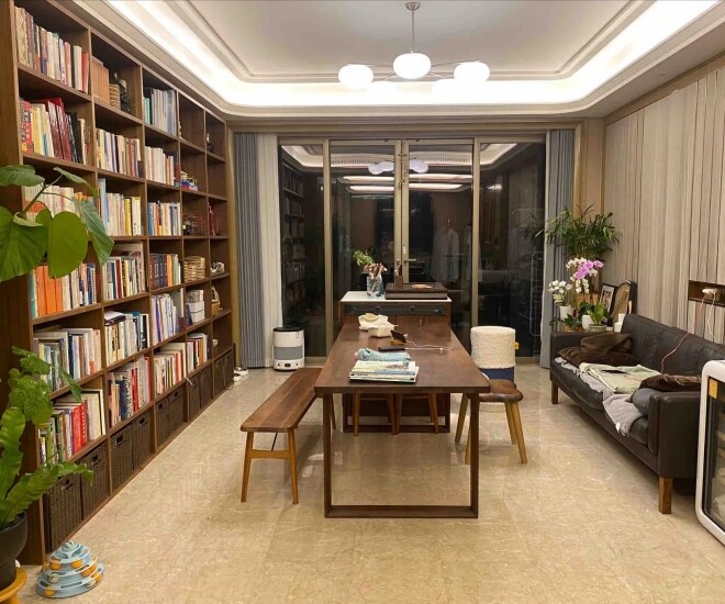 Ngày càng nhiều người bỏ bàn trà trong phòng khách và thay bằng bàn dài, chỉ có thử rồi mới biết amp;#34;đãamp;#34; đến mức nào! - 1