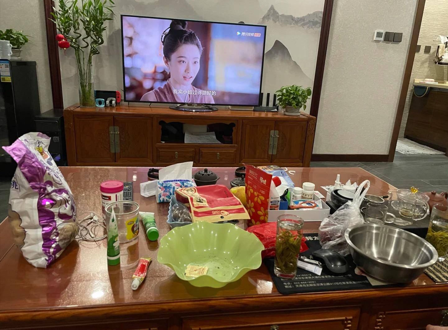 Ngày càng nhiều người bỏ bàn trà trong phòng khách và thay bằng bàn dài, chỉ có thử rồi mới biết amp;#34;đãamp;#34; đến mức nào! - 3