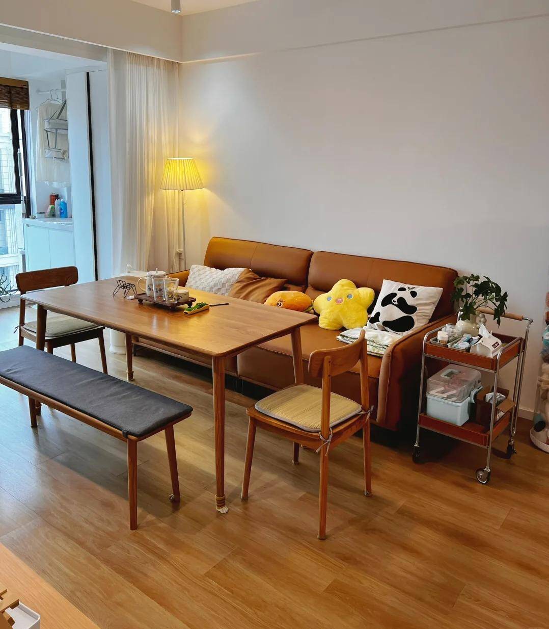 Ngày càng nhiều người bỏ bàn trà trong phòng khách và thay bằng bàn dài, chỉ có thử rồi mới biết amp;#34;đãamp;#34; đến mức nào! - 4