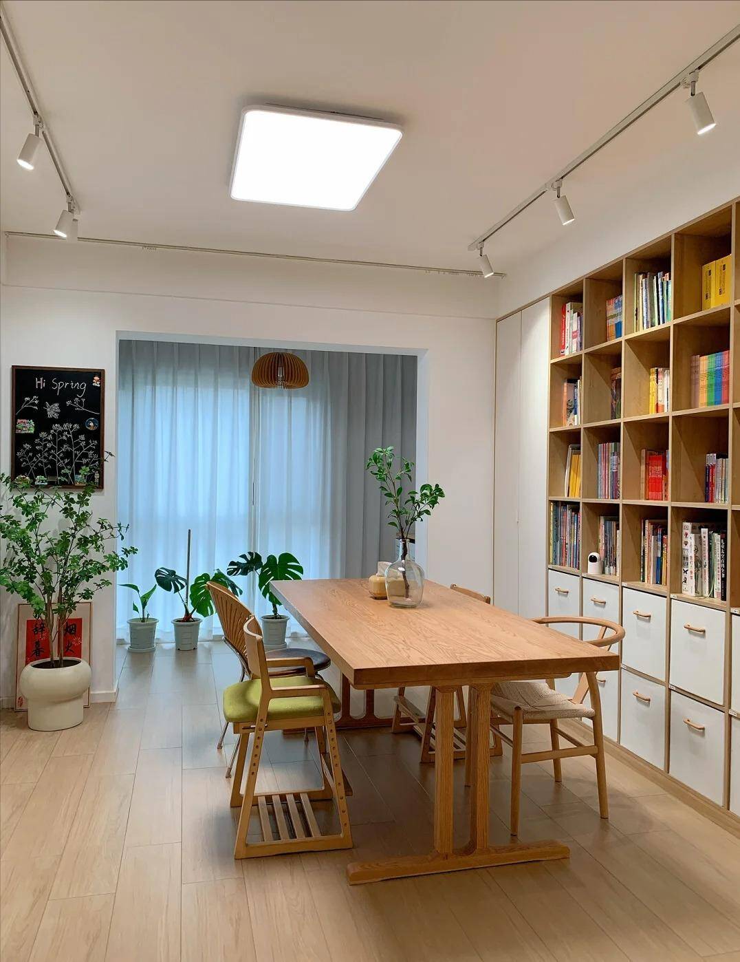 Ngày càng nhiều người bỏ bàn trà trong phòng khách và thay bằng bàn dài, chỉ có thử rồi mới biết amp;#34;đãamp;#34; đến mức nào! - 5