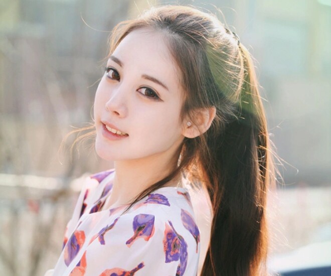 Tia UV có thể gây tổn hại tới da đầu, thúc đẩy quá trình bạc tóc.